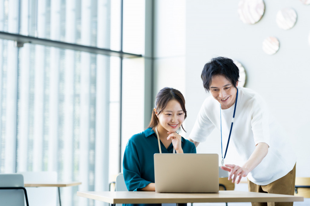 ④企業の人手や予算には限界があるから